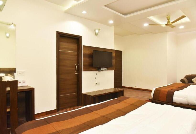 Семейный Номер, Hollywood Heights Near Railway Station