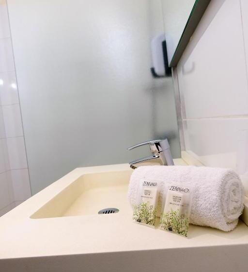 Номер Стандарт Трехместный, Hôtel Grand Confort Le Moulin Rouge