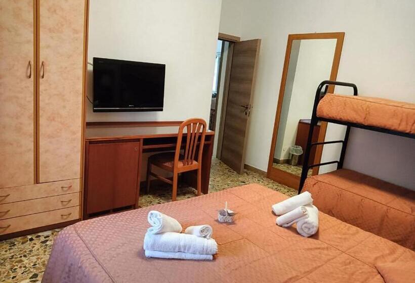 اتاق استاندارد چهار تخته, Domus Cesena