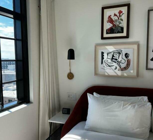 غرفة قياسية سرير كينج لذوى الإحتياجات الخاصة, Virgin Hotels New Orleans