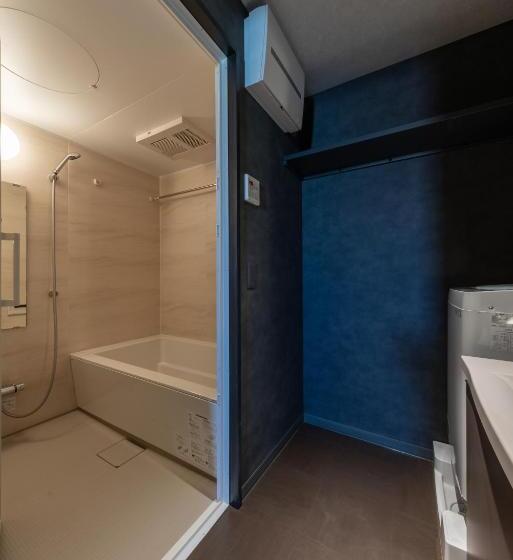 Quarto Familiar, Seven Stories