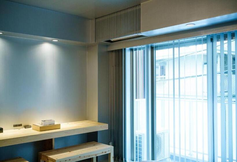 Quarto Familiar, Seven Stories
