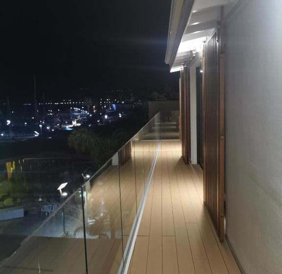 带海景的复工套房, Y & P Latchi
