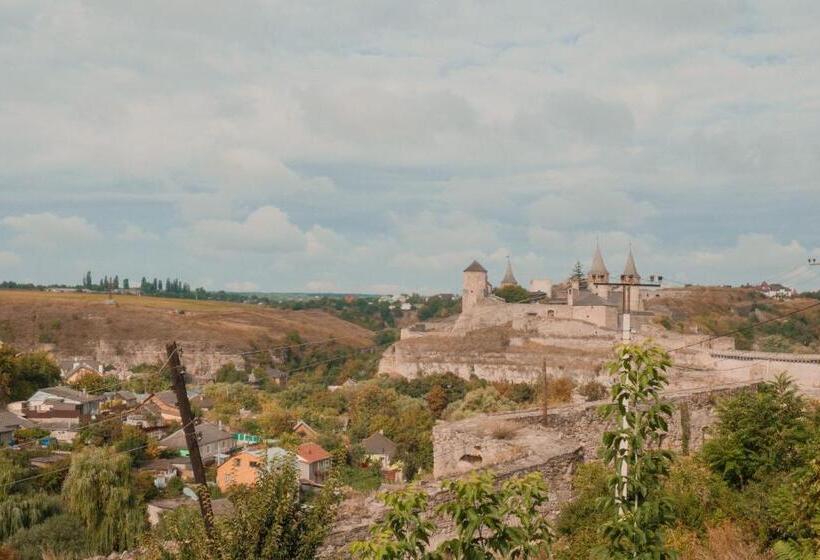 خانه 2 خوابه, будинок з видом на стару фортецю