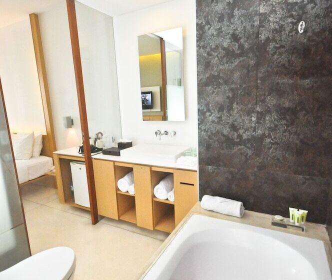 Номер Deluxe Вид на Бассейн, The Haven Bali Seminyak