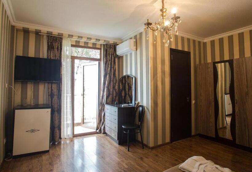 اتاق استاندارد با چشم‌انداز باغ, Guria Palace