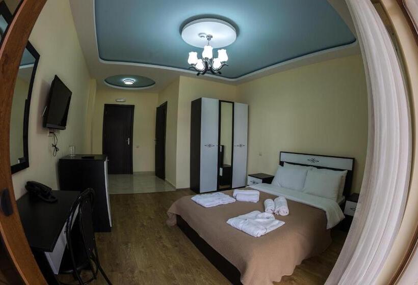 اتاق استاندارد با چشم‌انداز باغ, Guria Palace