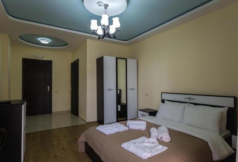 اتاق استاندارد با چشم‌انداز باغ, Guria Palace