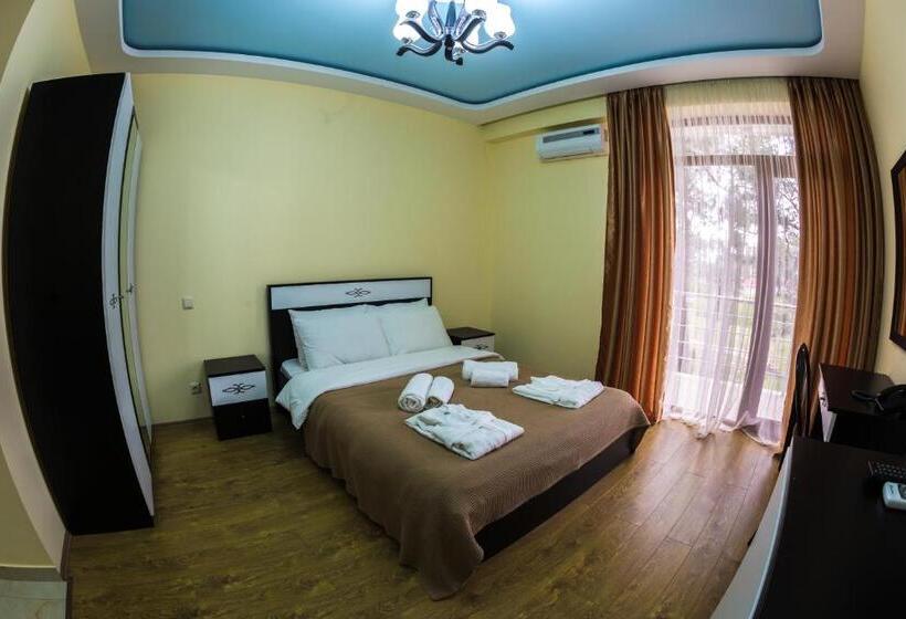 اتاق استاندارد با چشم‌انداز باغ, Guria Palace