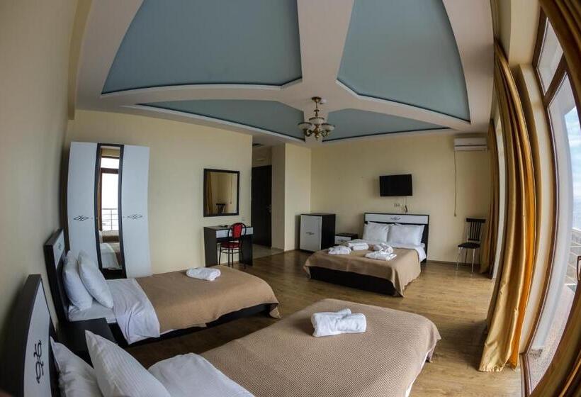 اتاق خانوادگی با چشم‌انداز دریا, Guria Palace