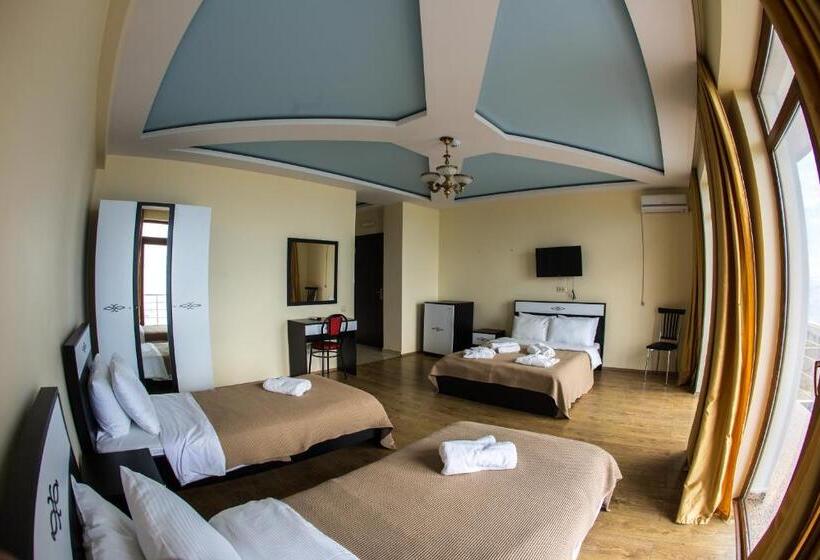 اتاق خانوادگی با چشم‌انداز دریا, Guria Palace