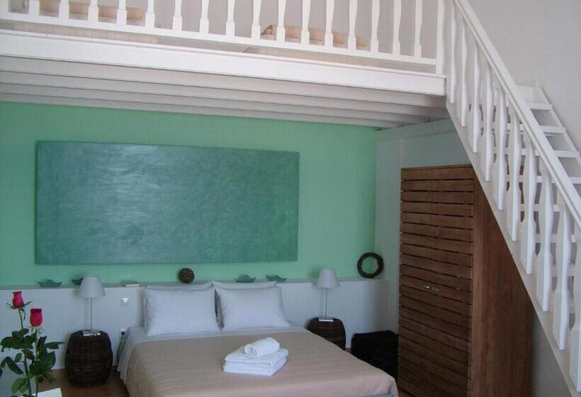 Family Suite, Manos Small World