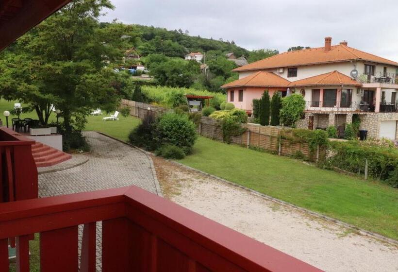 اتاق استاندارد چهارنفره با بالکن, Villa Galagonya I. Ii