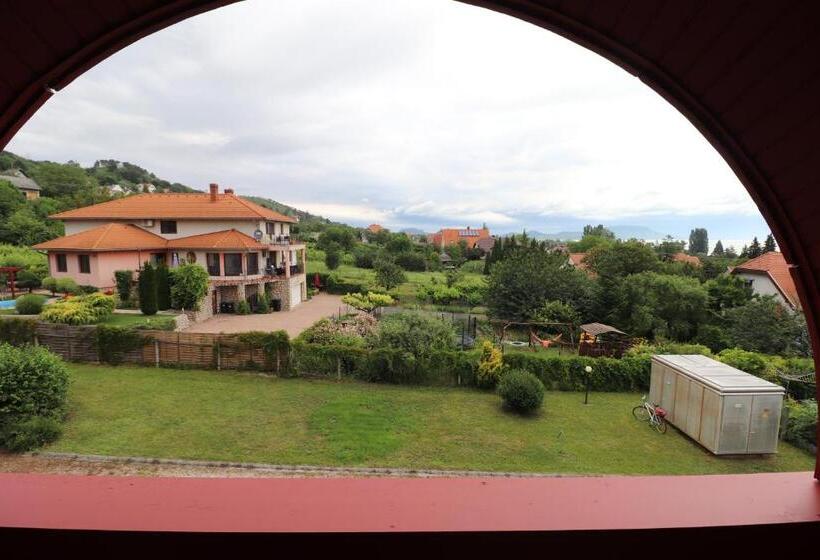 اتاق استاندارد چهارنفره با بالکن, Villa Galagonya I. Ii