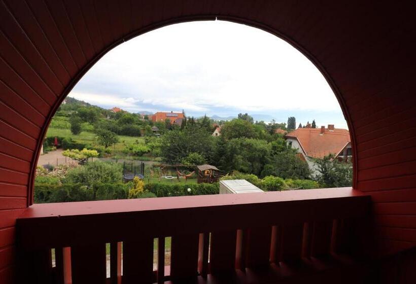 اتاق استاندارد چهارنفره با بالکن, Villa Galagonya I. Ii