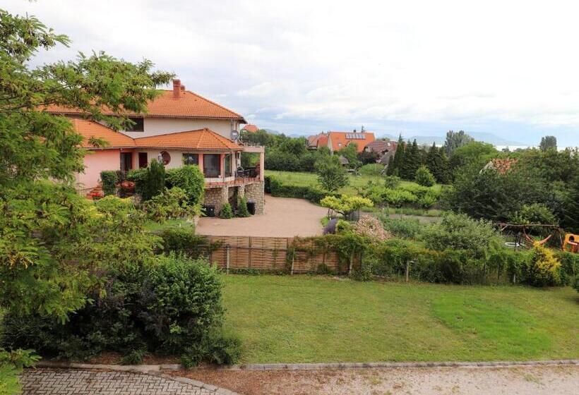 اتاق خانوادگی, Villa Galagonya I. Ii
