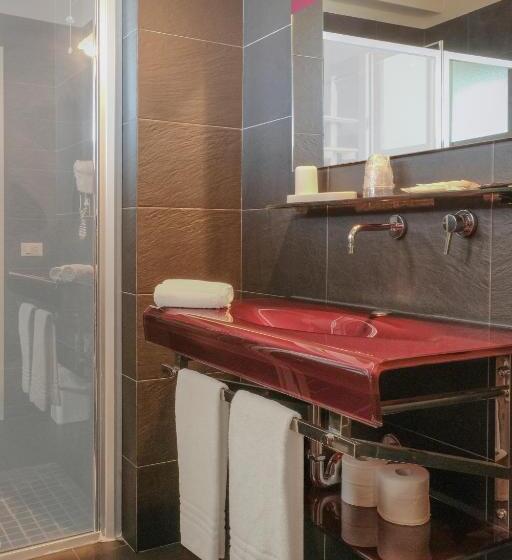 Номер Deluxe, Manila