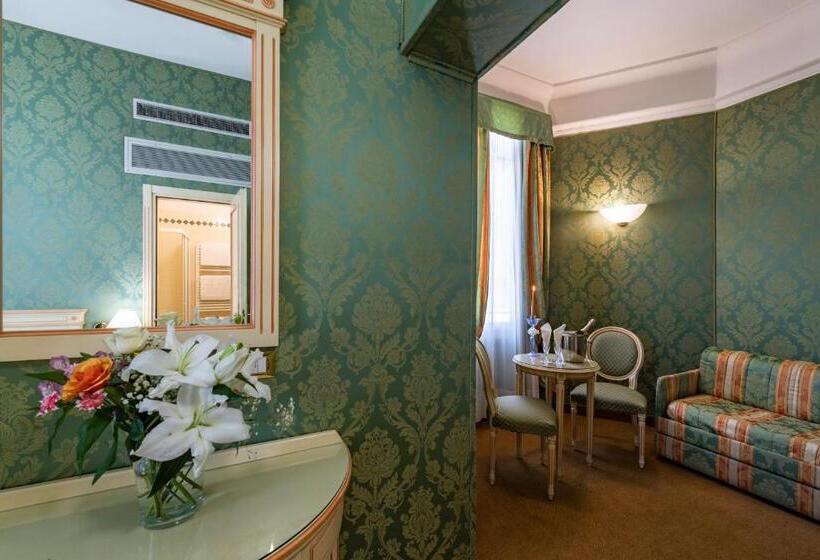 اتاق کلاسیک سه تخته, Villa Delle Palme