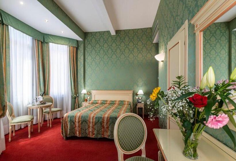 اتاق کلاسیک سه تخته, Villa Delle Palme