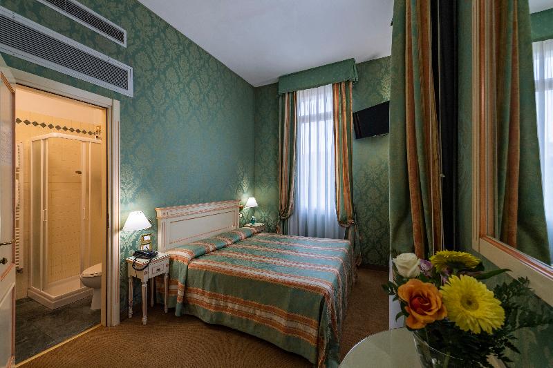 اتاق کلاسیک سه تخته, Villa Delle Palme