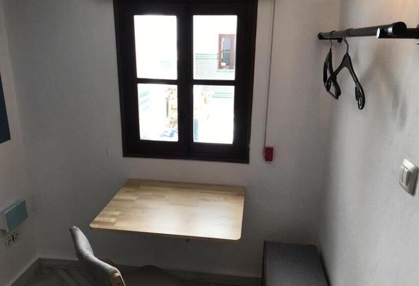 Standard Yhden Hengen Huone, Floating House Tarifa