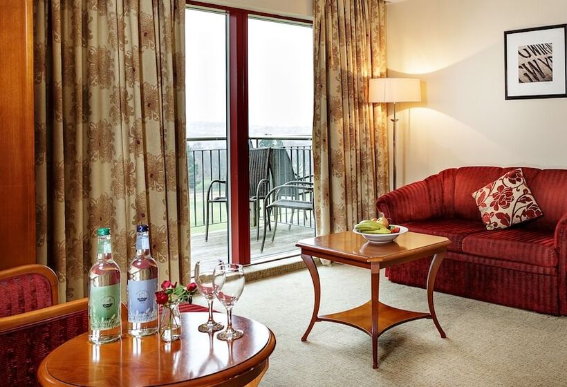 جناح جونيور, Bryn Meadows Golf, Hotel & Spa