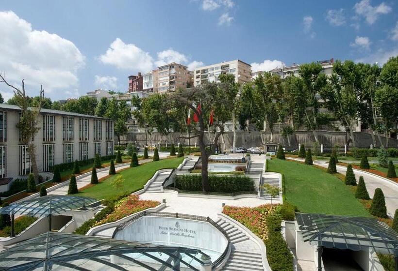 キングサイズベッドのスタンダードルーム, Four Seasons Hotel Istanbul At The Bosphorus