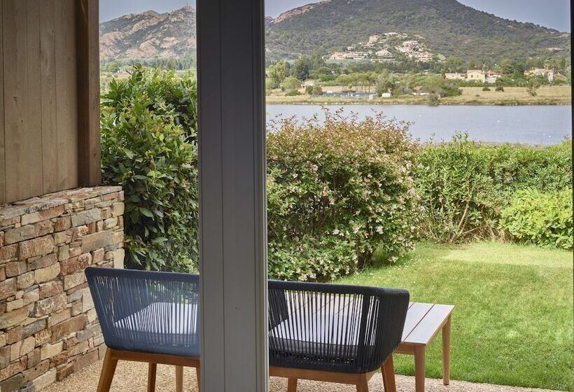 デラックスファミリールーム, Baia Di Chia Resort Sardinia, Curio Collection By Hilton