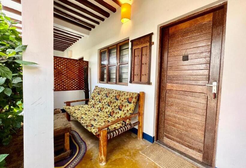 اتاق استاندارد چهارنفره با چشم‌انداز باغ, Chikachika Beach B&b