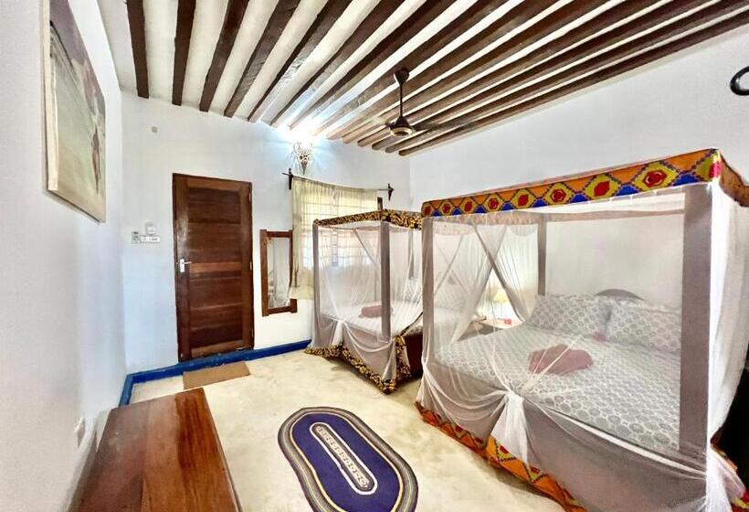 اتاق استاندارد چهارنفره با چشم‌انداز باغ, Chikachika Beach B&b