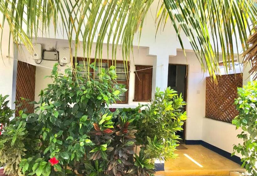 اتاق استاندارد سه تخته با چشم‌انداز باغ, Chikachika Beach B&b