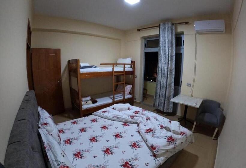 חדר לארבעה סטנדרטי עם מרפסת, Hostel Central Shkoder
