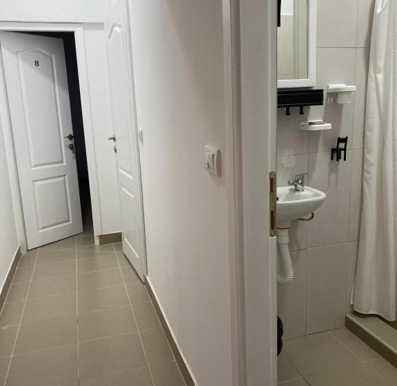 اتاق خانوادگی با سرویس بهداشتی مشترک, Omis Rooms