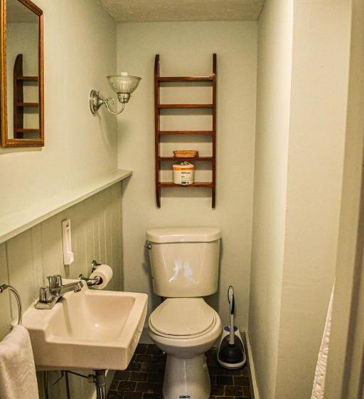Номер Стандарт, Brook Road Inn