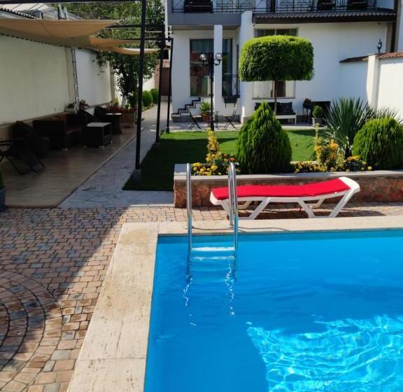 اتاق لوکس با چشم‌انداز استخر, Garden Lounge