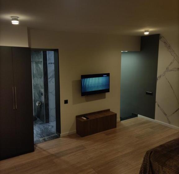 اتاق لوکس با چشم‌انداز استخر, Garden Lounge