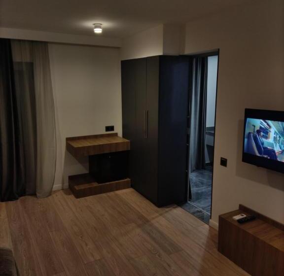 اتاق لوکس با چشم‌انداز استخر, Garden Lounge