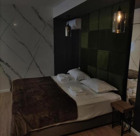 اتاق لوکس با چشم‌انداز استخر, Garden Lounge