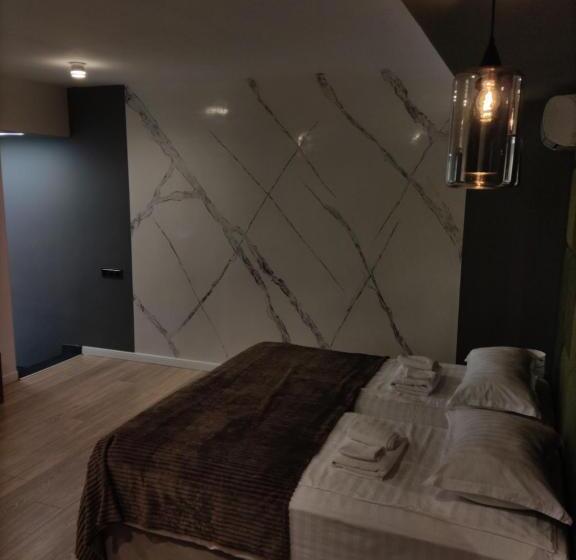 اتاق لوکس با چشم‌انداز استخر, Garden Lounge