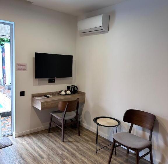 اتاق استاندارد با چشم‌انداز استخر, Garden Lounge