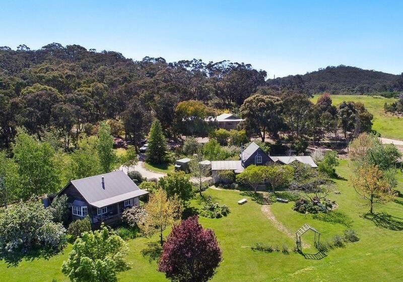 스탠다드 스튜디오, Stephanie’s Country Cottages