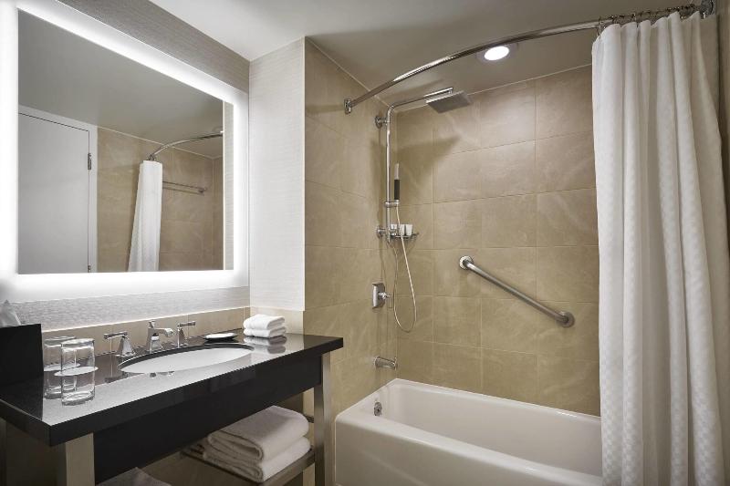 سوئیت اجرایی با تخت کینگ, The Westin Alexandria Old Town