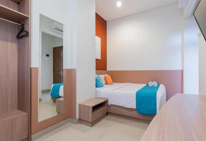 Номер Deluxe, Sans Hotel Rajawali Surabaya By Reddoorz