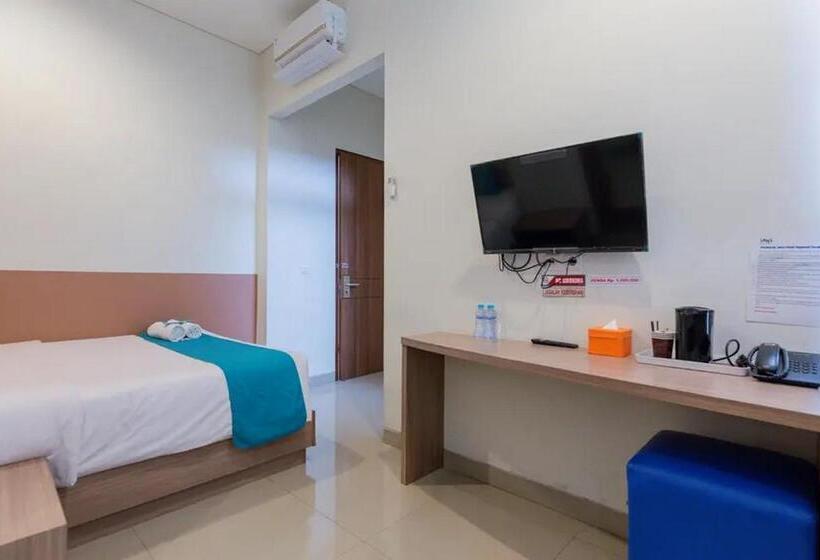 Номер Deluxe, Sans Hotel Rajawali Surabaya By Reddoorz