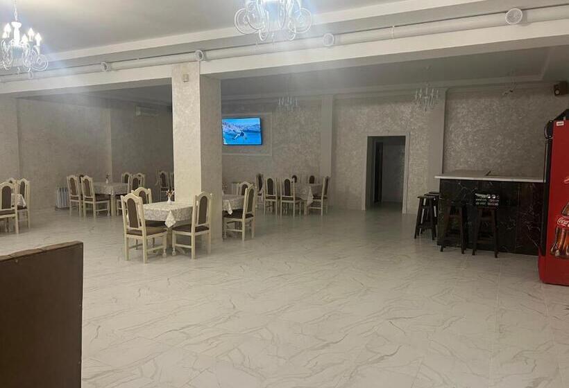 이코노미 룸, Grand