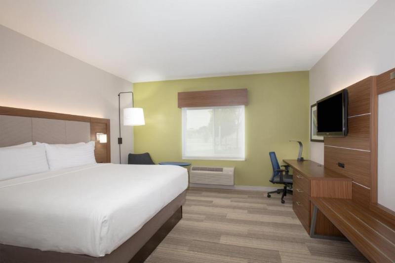 מיטת קינג בסוויטה, Holiday Inn Express & Suites Amarillo, An Ihg