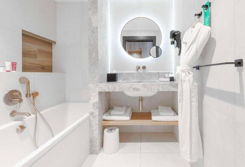 Номер Deluxe Кровать Кинг, Golden Tulip Lyon Ouest Techlid Hotel & Spa