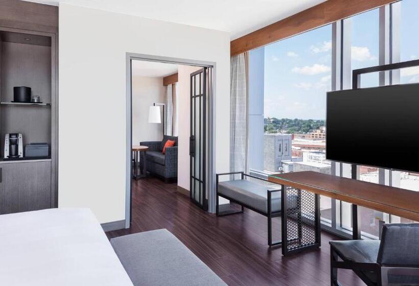 سوئیت اجرایی با تخت کینگ, Lancaster Marriott At Penn Square
