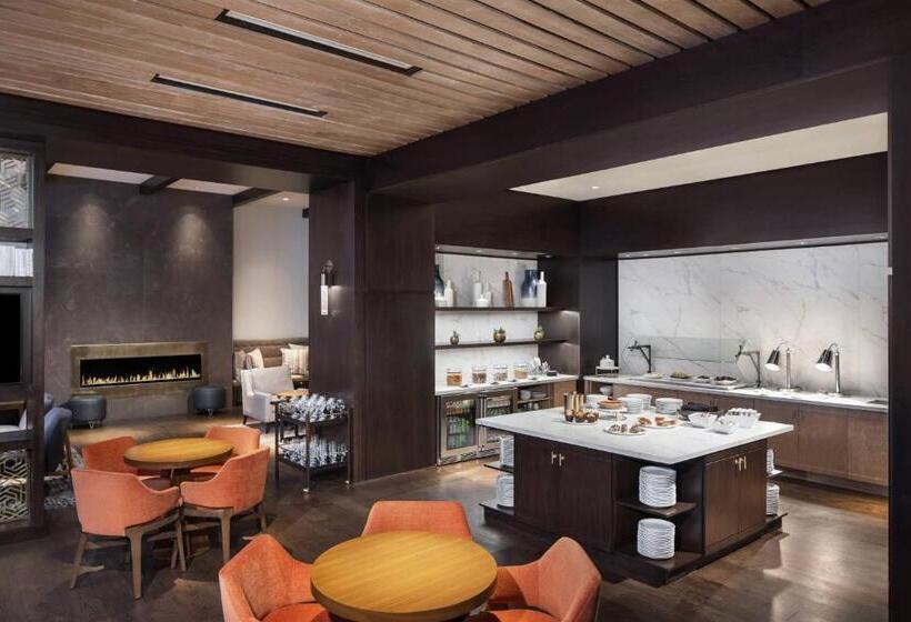 اتاق استاندارد با تخت بزرگ برای معلولان, Lancaster Marriott At Penn Square