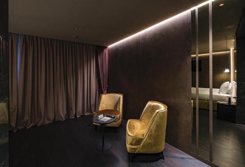Junior Suite Deluxe, Touring
